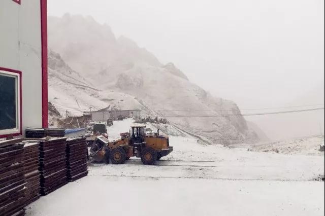 人間四月芳菲盡，山中春雪還復(fù)來