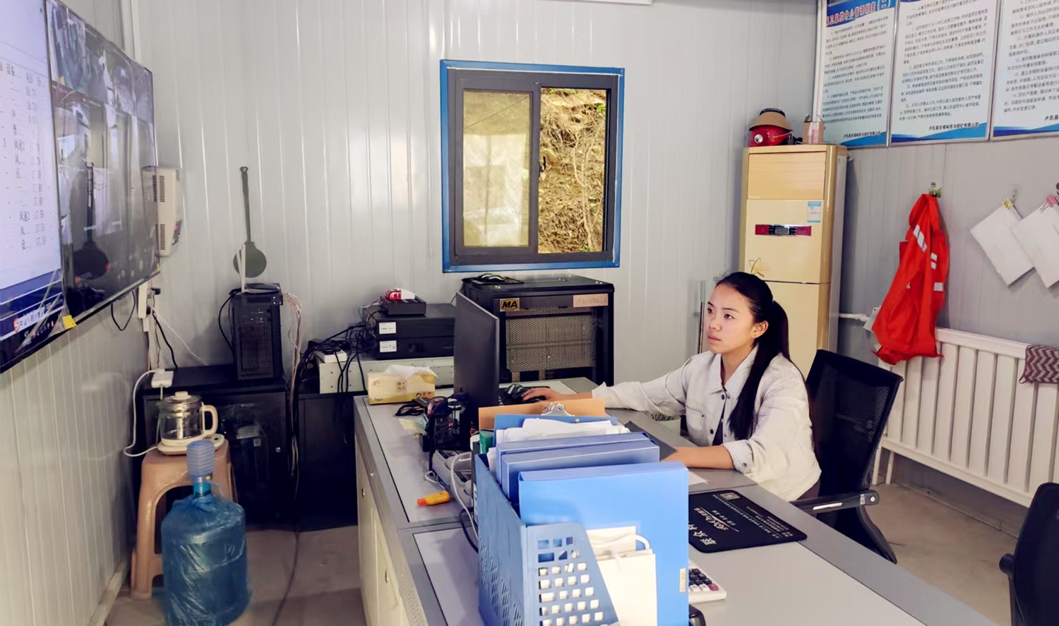 堅守安全防線，綻放巾幗風(fēng)采｜記西溝鐵礦安全監(jiān)控員黃春玲