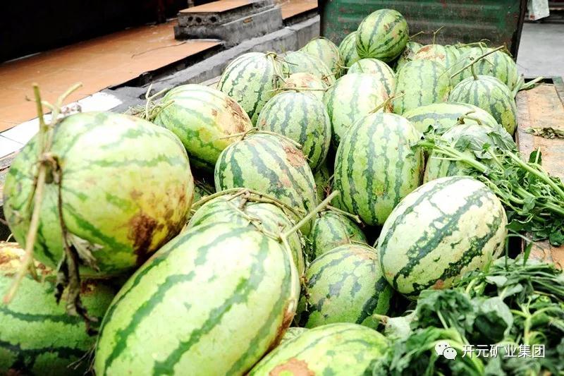 買下一整車西瓜，讓瓜農早點回家