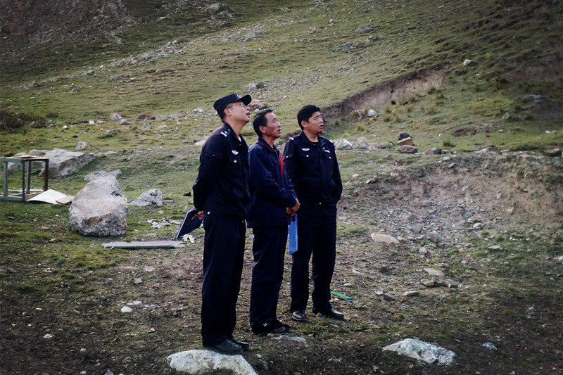 興?？h公安局治安大隊(duì)到銅鑫公司例行安全專項(xiàng)檢查